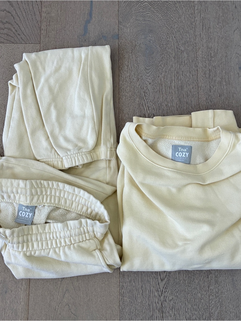 Aritzia - TNA Cozy Fleece Sweatshirt and Joggers Set — Light Cream Yellow